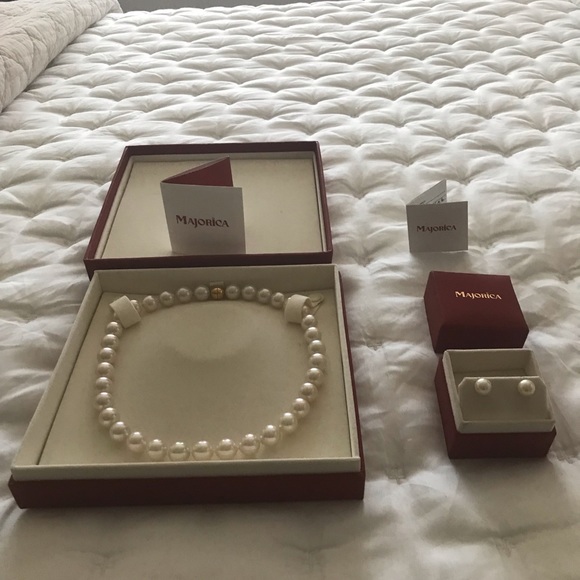 MAJORICA 18” length Pearls with Earings. Traditional and Classic - Picture 14 of 14